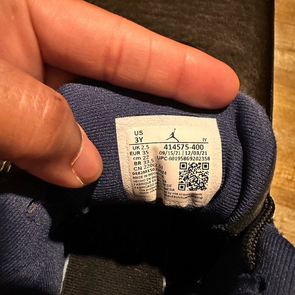 Jordan Black and Blue Sneakers with Holographic Detail - Picture 12 of 12